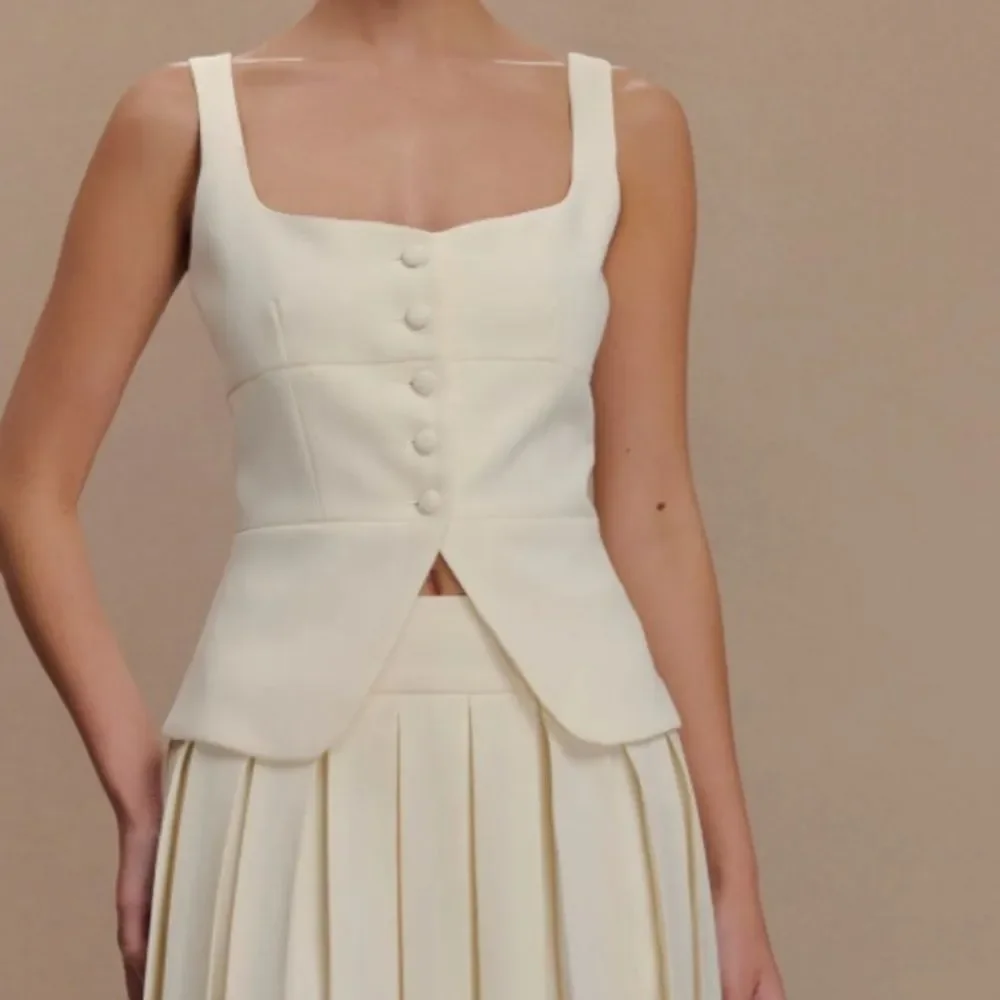 Meshki Cream Button Front Structured Tank Top - Picture 2 of 2